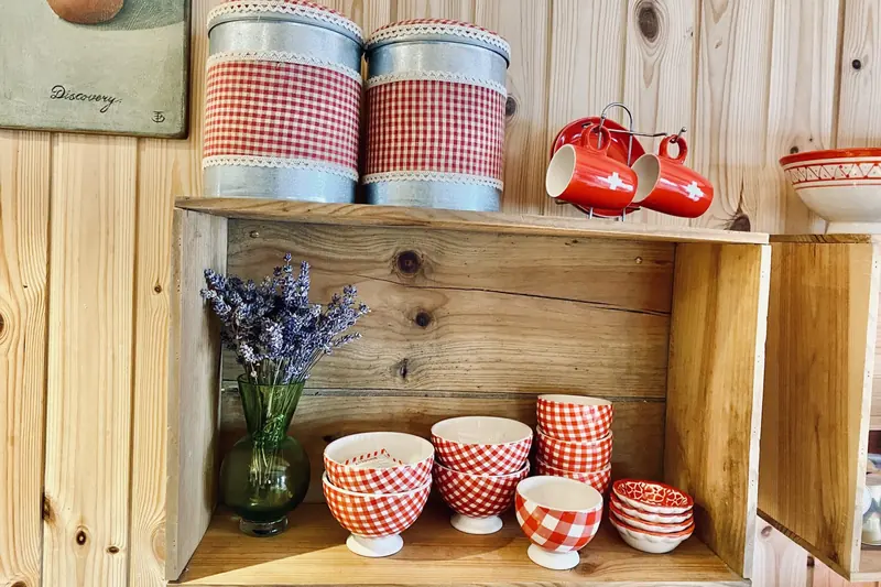 Rood-witte kommen en bekers op een houten plank