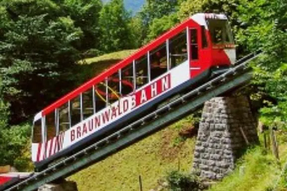 De rode Braunwaldbahn op het steile spoor