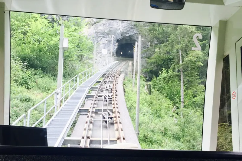Vanuit het treintje: het spoor omhoog en een tunnel
