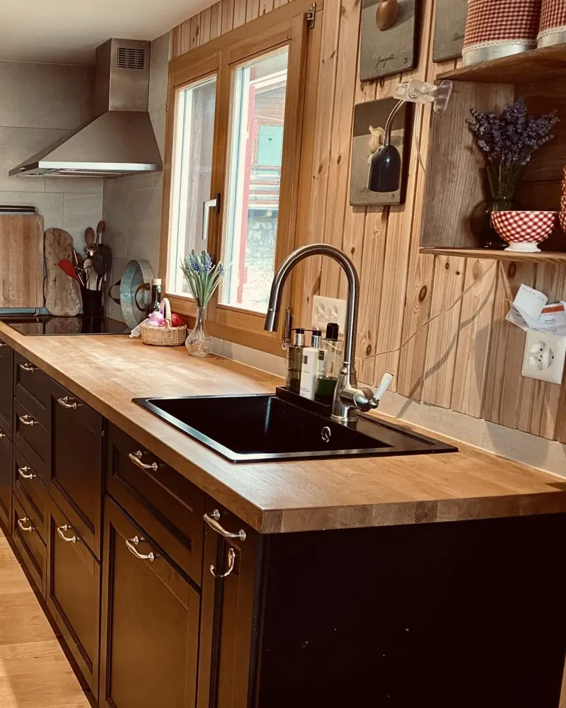 De keuken: houten werkblad, spoelbak en raam