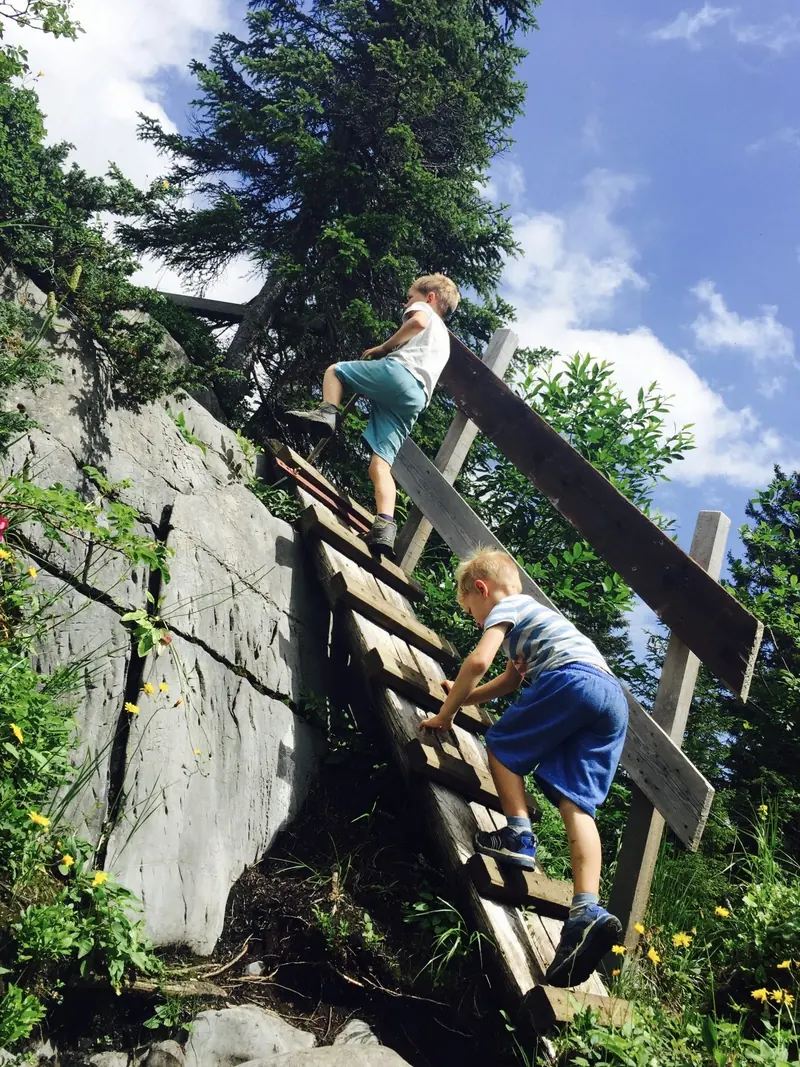 Klimmen over een houten ladder langs de rots