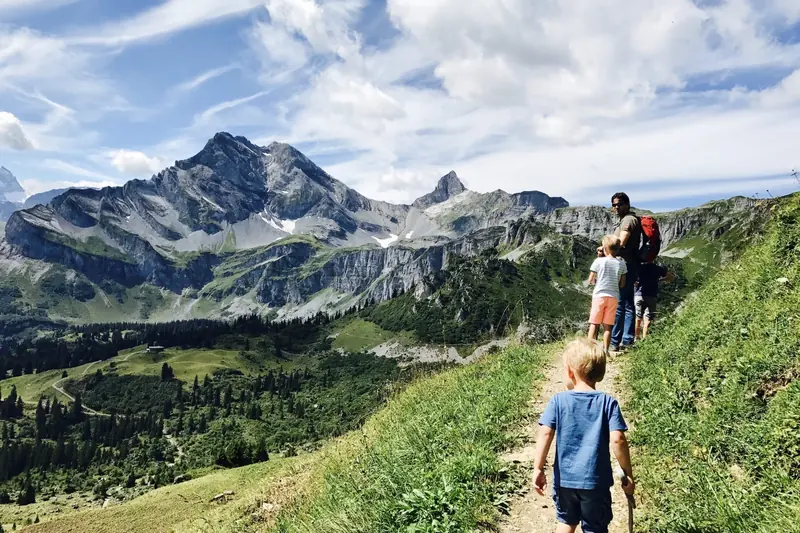 Kinderen op een bergpad, een hoge top in de verte