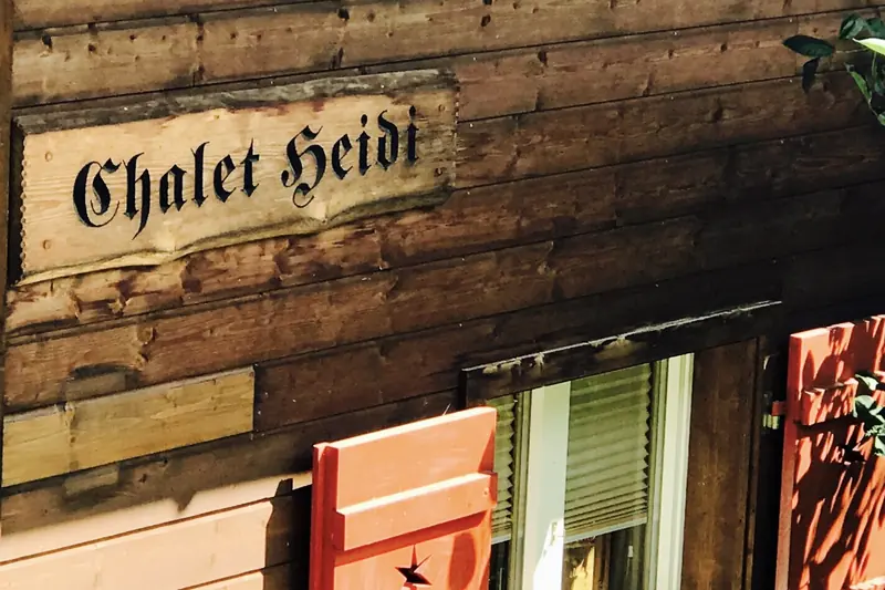 Het naambord Chalet Heidi op de houten gevel