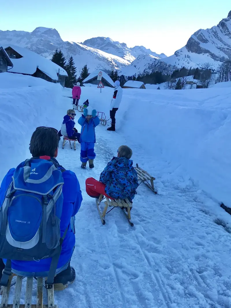 Met sleeën op een besneeuwde weg
