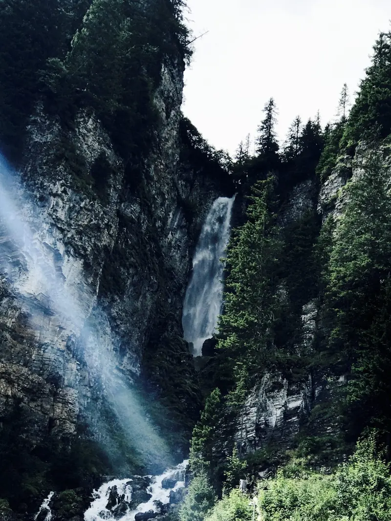 Een waterval in een rotskloof